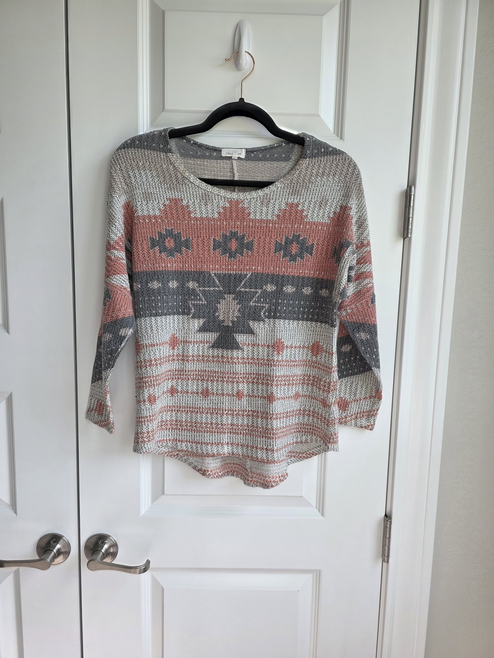 Blu Planet Women's Large Southwestern Aztec Lightweight Knit Top Gray Coral